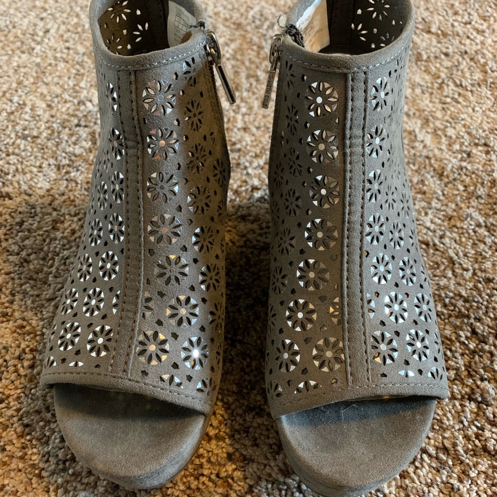 Kenneth Cole - Size 2 - Silver